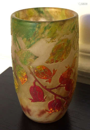 DAUM NANCY Petit vase obus en verre gravé à décor de muguet. Haut : 9 cm