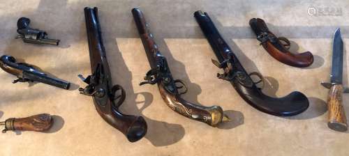 Collection d'ARMES DE THEATRE (poignard, révolver à barillet, poire à poudre, pistolets d'arçon, à silex)