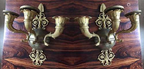 <p>PAIRE D'APPLIQUES en bronze doré et ciselé à trois bras de lumières mouvementés terminés par des cols de canards, les binets à motif palmier, la base ajourée ciselés de palmettes et enroulements.</p><br><p>Début XIXème siècle</p><br><p>Haut : 27 cm</p><br><p>(manque deux bobèches, un bras à refixer)</p>