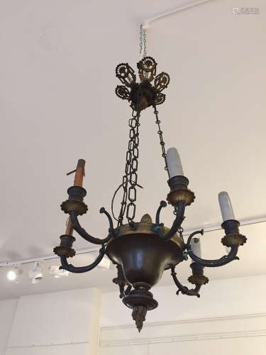 LUSTRE A L'ANTIQUE en bronze patiné à six bras de lumières mouvementés.<br>Début XIXème siècle<br>Haut : 80 cm  Diam : 40 cm<br>(usure patine)<br>