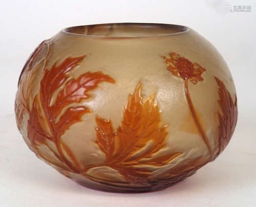 Etablissements GALLE Petit vase boule en verre double couche brillant à décor de feuillages ambré sur fond blanc  Signé   H : 6.5 cm