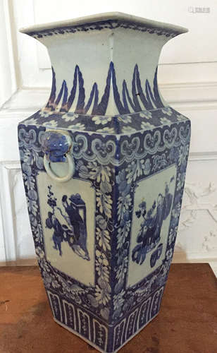 CHINE Vase carré en porcelaine bleu blanc à décor de scène de combats, les prises à kilins. Fin XIXème siècle Haut : 38, 5cm (restaurations au col)  Expert : Monsieur L'Herrou