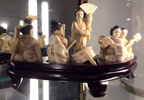 CHINE Groupe en ivoire sculpté composé de 5 musiciennes. Vers 1930 Haut : de 5 à 10 cm