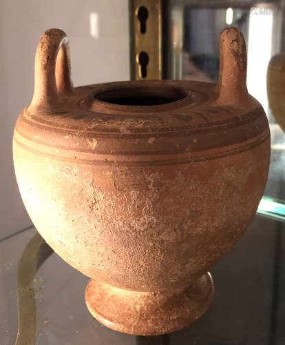 URNE en terre cuite Grèce, IVe siècle avant JC Haut : 11 cm  Diam : 9 cm  Expert : Monsieur Roudillon