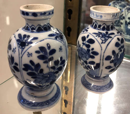 CHINE Paire de petits vases en porcelaine bleu blanc à panse balustre. Epoque Kangxi Haut : 9 cm  Expert : Monsieur L'Herrou