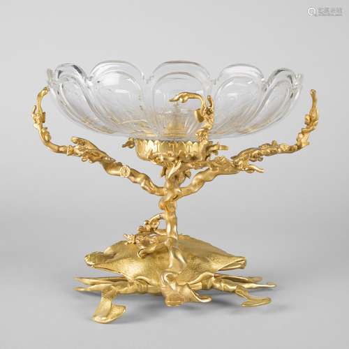 <p>Edouard ENOT PARIS</p><br><p>Coupe circulaire à bord découpé en cristal taillé reposant sur une importante monture en bronze doré au motif japonisant d'un crabe enserrant une ramification de prunus en fleurs.</p><br><p>Monture signée E. ENOT PARIS</p><br><p>Fin du XIXe - début du XXe</p><br><p>Haut : 22 cm Diam : 24 cm</p>