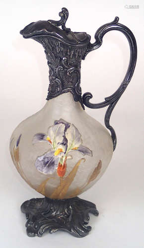 MONTJOYE  SAGLIER Orfèvre Carafe couverte à panse en verre givré à décor d’iris au naturel , monture en métal argenté de style rocaille vers 1890 Poinçon SAGLIER sur la monture H : 28 cm