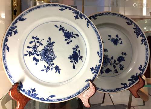 CHINE Paire d'assiettes en porcelaine bleu blanc à décor de fleurs. XVIIIème siècle Diam : 22,5 cm  Expert : Monsieur L'Herrou