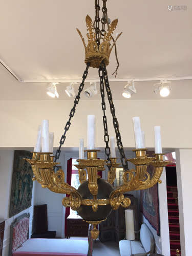 LUSTRE A L'ANTIQUE en bronze doré et tôle à neuf bras de lumières ciselés de rinceaux et enroulements. Fin XIXème siècle Haut : 80 cm  Diam : 55 cm