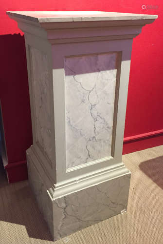 GAINE en stuc relaqué gris en trompe l'oeil à l'imitation du marbre. Fin XIXème siècle Haut : 85 cm (éclats)