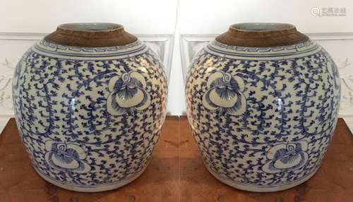 CHINE Paire de pots à gingembre en porcelaine bleu blanc à décor de fleurs de lotus. Fin XIXème siècle Haut : 24 cm (manque les couvercles et fêles de cuisson)  Expert : Monsieur L'Herrou