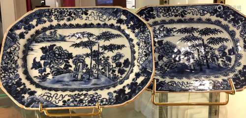 CHINE Paire de plats en porcelaine bleu blanc à décor de paysage fleuris. XVIIIème siècle 24 x 17 cm éclats sur l'un d'eux  Expert : Monsieur L'Herrou