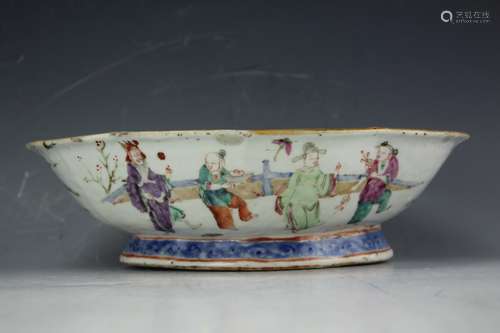 A Famille rose porcelain fruit plate from late Qing period