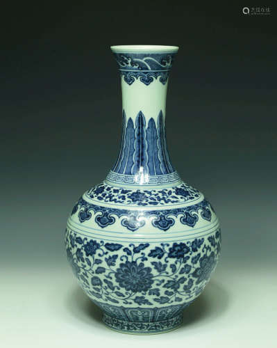 Imperial Blue and White vase, Daoguang mark & period