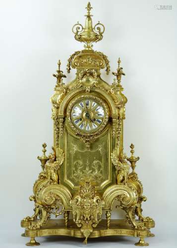 Monumental gilt bronze clock with claw feet, Griffins, fruits and foliate details