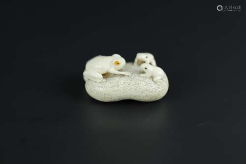 Vintage Netsuke carving of 3 frogs