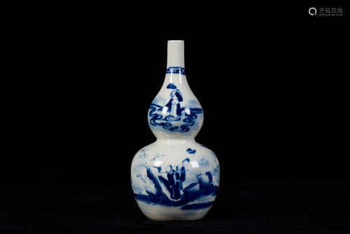 Blue and white cucurbit shape vase
