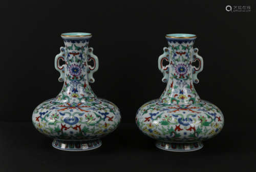 A pair of chinese porcelain vase