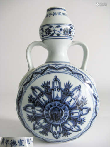 A BLUE AND WHITE VASE WITH XUANDE MARK
