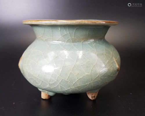 YUAN A LONGQUAN YAO TRIPOD CENSER