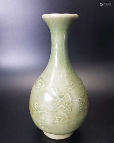 YUAN A LONGQUAN YAO GUANYIN-SHAPE VASE