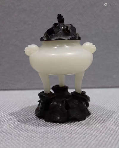 MING OR QING DYNASTY HETIAN JADE TRIPOD INCENSOR