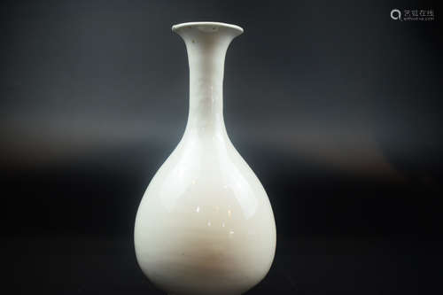 DING WARE BOTTLE VASE, YUHUCHUN