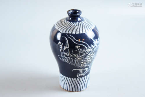 BLUE AND WHITE 'DRAGONS' VASE, MEIPING