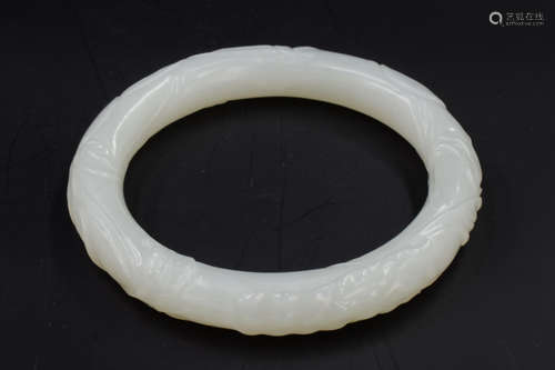 JADE CARVED ROUND BANGLE