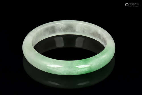 JADEITE ROUND BANGLE