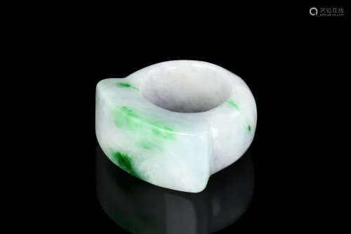 JADEITE CARVED THUMB RING WITH CERTIFICATE