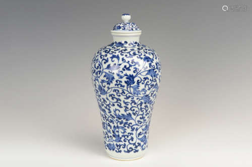 BLUE AND WHITE 'FLOWERS' BOTTLE VASE WITH COVER