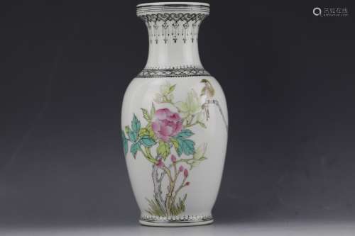 Chinese famille rose porcelain vase with Qianlon mark