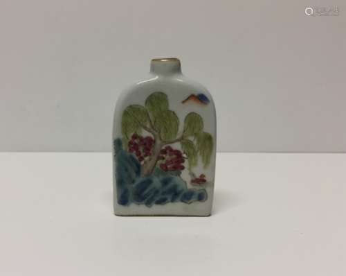 Chinese Porcelain Famille Rose Snuff Bottle