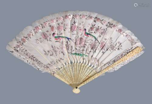 Ω A Chinese ivory and feather fan, Canton, circa 1820-40, the feathers painted with birds and