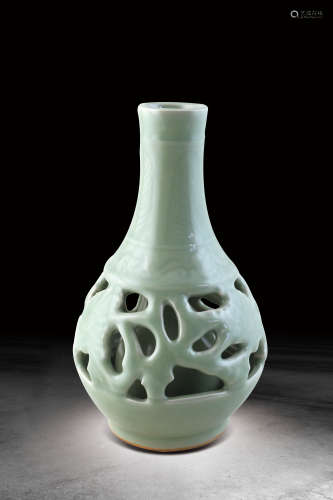清 龙泉窑青瓷镂空暗刻花纹胆瓶