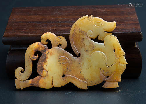 A HORSE SHAPE PENDANT, HAN DYNASTY