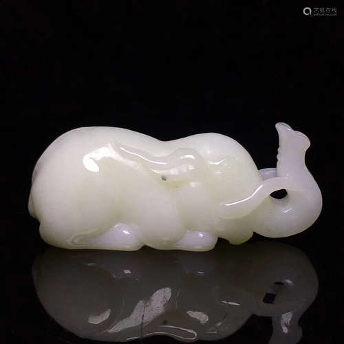 A HETIAN JADE HAND PIECE WITH ELEPHANT DESIGN