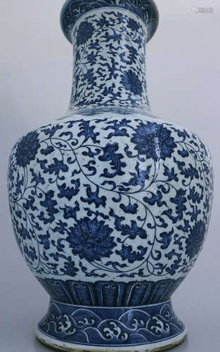 A BLUE&WHITE INTERLOCK BRANCH PATTERN VASE