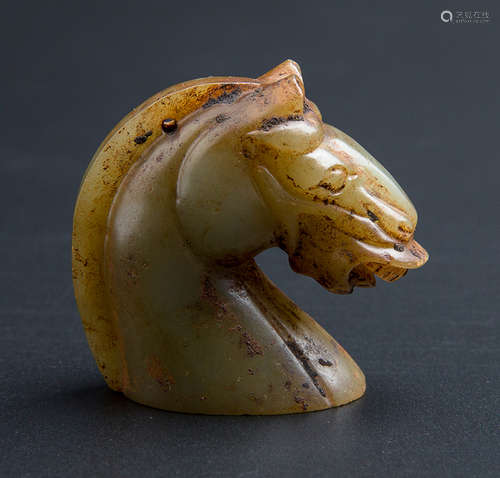 A HORSE HEAD PENDANT, HAN DYNASTY