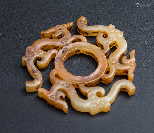 A THREE-DRAGON DESIGN PENDANT, HAN DYNASTY