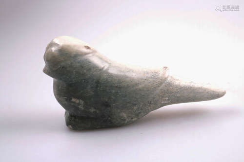 A HONGSHAN JADE PIGEON SHAPE ORNAMENT