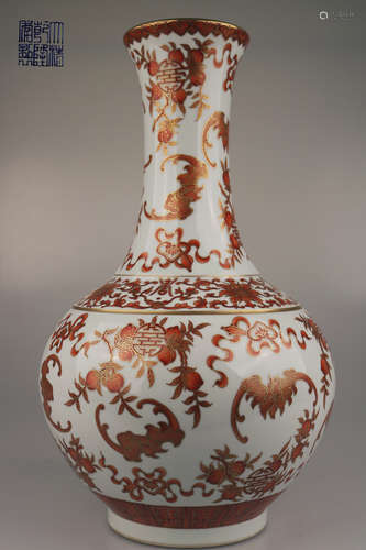 A DAQINGQIANLONGNIANZHI MARK POMEGRANATE PATTERN GILDED VASE