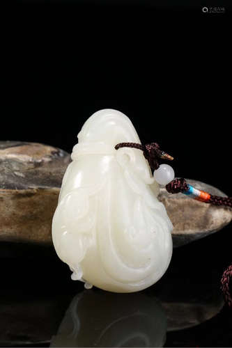 A HETIAN JADE CHAYOTE DESIGN HAND PIECE