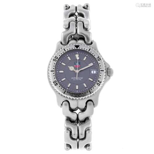 TAG HEUER - a mid-size S/el bracelet watch. Stainless