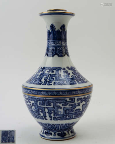 QING DYNASTY, A BLUE AND WHITE YUHUCHUN VASE WITH
