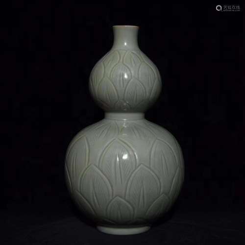 A YUEYAO INCISED FLORAL DOUBLE-GOURD VASE