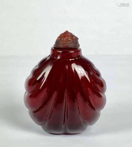 Clam Shell Design Red Glass Snuff Bottle with Top