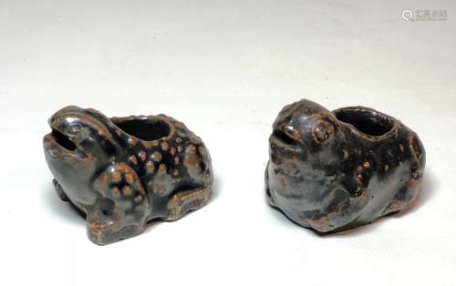 Pair of Porcelain Water Dropper Figure of Frogs