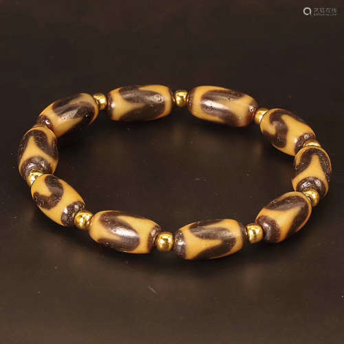 A HIGH OIL TIGER TOOTH DESIGN DZI BRACELET